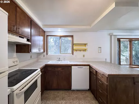 Kitchen - 1180 E 37th Ave, Eugene, OR 97405 photo 3 of 6