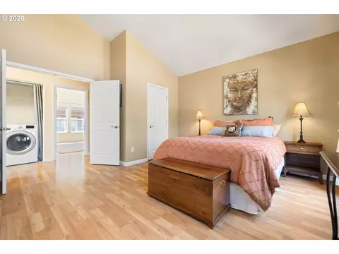 Bedroom - 1048 NW Burnside Rd, Gresham, OR 97030 photo 4 of 6