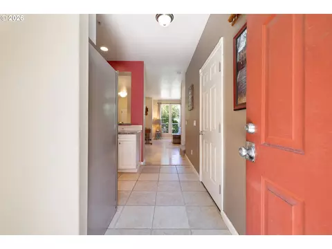 Entry Way - 1048 NW Burnside Rd, Gresham, OR 97030 photo 2 of 4
