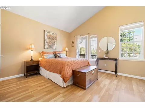 Bedroom - 1048 NW Burnside Rd, Gresham, OR 97030 photo 2 of 6