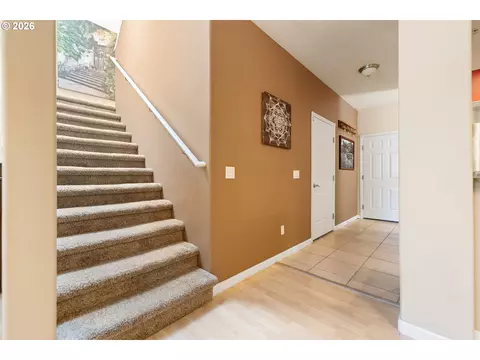Entry Way - 1048 NW Burnside Rd, Gresham, OR 97030 photo 3 of 4