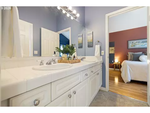 Bath - 1048 NW Burnside Rd, Gresham, OR 97030 photo 2 of 7