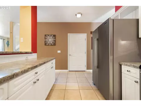 Kitchen - 1048 NW Burnside Rd, Gresham, OR 97030 photo 5 of 5