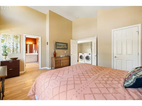 Bedroom - 1048 NW Burnside Rd, Gresham, OR 97030 photo 5 of 6