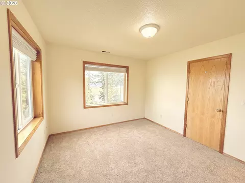 Bedroom - 310 Cedar Hills Rd, Longview, WA 98632 photo 5 of 8
