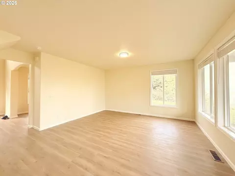 Living - 310 Cedar Hills Rd, Longview, WA 98632 photo 7 of 12