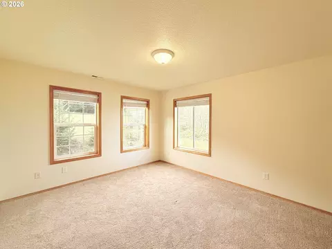 Bedroom - 310 Cedar Hills Rd, Longview, WA 98632 photo 4 of 8