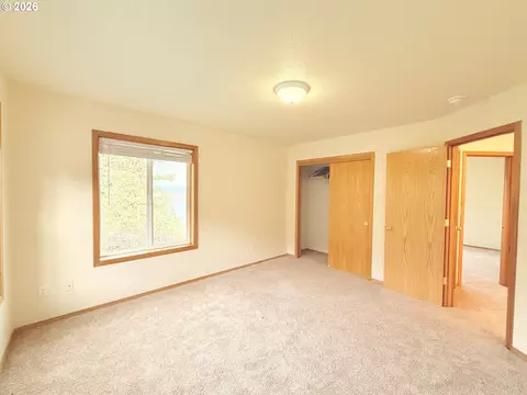 Bedroom - 310 Cedar Hills Rd, Longview, WA 98632 photo 3 of 8
