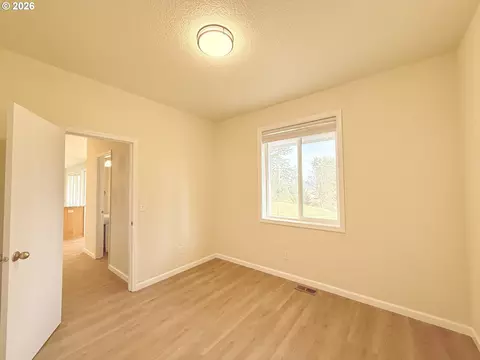 Bedroom - 310 Cedar Hills Rd, Longview, WA 98632 photo 2 of 8
