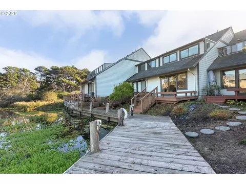 180 SE Highway 101 #17, Lincoln City, OR 97367