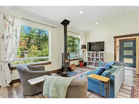 Living - 11 Edgewater Dr, Carson, WA 98610 photo 2 of 4