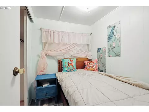 Bedroom - 11 Edgewater Dr, Carson, WA 98610 photo 4 of 4