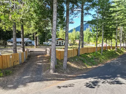 11 Edgewater Dr, Carson, WA 98610