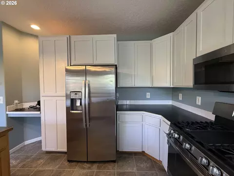 Kitchen - 3408 Ambleside Dr, Springfield, OR 97477 photo 5 of 9