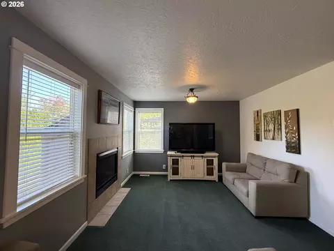 Living - 3408 Ambleside Dr, Springfield, OR 97477 photo 7 of 8