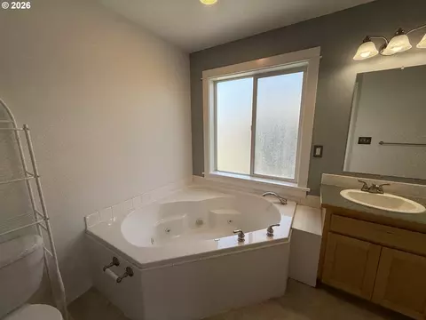Bath - 3408 Ambleside Dr, Springfield, OR 97477 photo 4 of 6