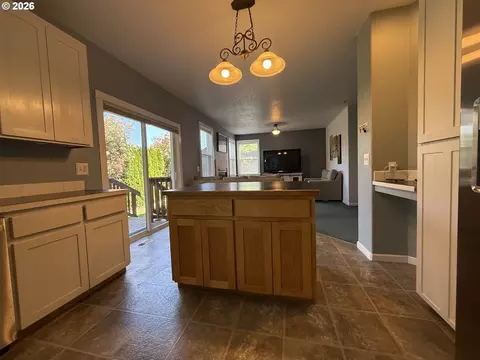 Kitchen - 3408 Ambleside Dr, Springfield, OR 97477 photo 1 of 9
