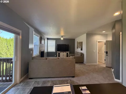 Living - 3408 Ambleside Dr, Springfield, OR 97477 photo 9 of 9