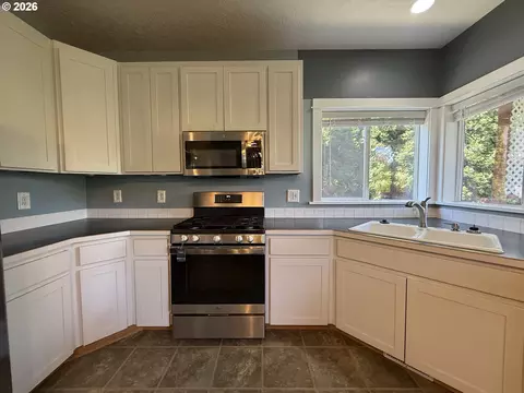 Kitchen - 3408 Ambleside Dr, Springfield, OR 97477 photo 2 of 9