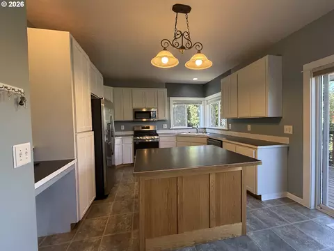 Kitchen - 3408 Ambleside Dr, Springfield, OR 97477 photo 9 of 9