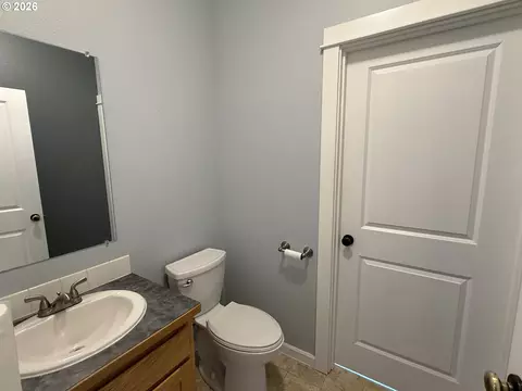 Bath - 3408 Ambleside Dr, Springfield, OR 97477 photo 6 of 6