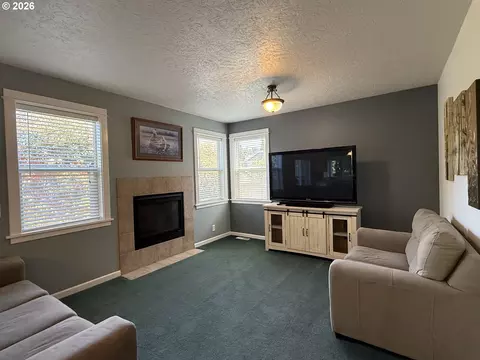 Living - 3408 Ambleside Dr, Springfield, OR 97477 photo 6 of 8