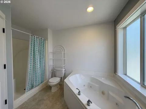 Bath - 3408 Ambleside Dr, Springfield, OR 97477 photo 3 of 6