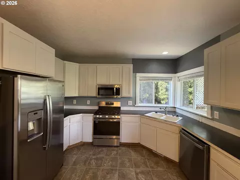 Kitchen - 3408 Ambleside Dr, Springfield, OR 97477 photo 7 of 9