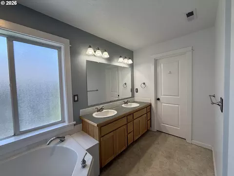 Bath - 3408 Ambleside Dr, Springfield, OR 97477 photo 2 of 6