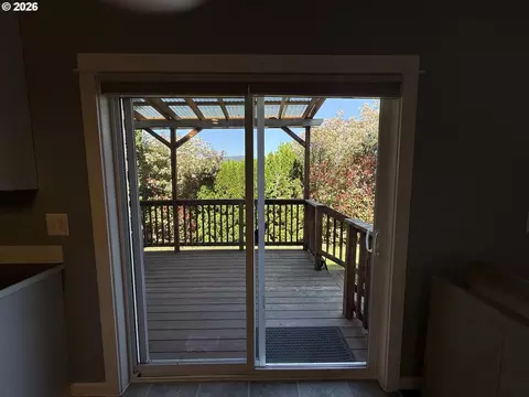 Exterior - 3408 Ambleside Dr, Springfield, OR 97477 photo 5 of 8