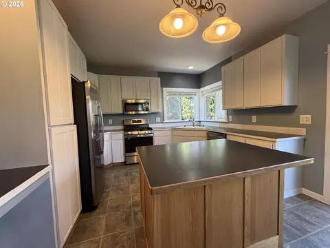 Kitchen - 3408 Ambleside Dr, Springfield, OR 97477 photo 4 of 9