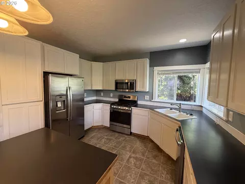 Kitchen - 3408 Ambleside Dr, Springfield, OR 97477 photo 8 of 9