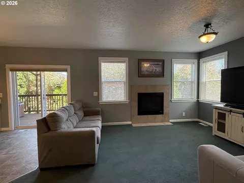 Living - 3408 Ambleside Dr, Springfield, OR 97477 photo 5 of 8