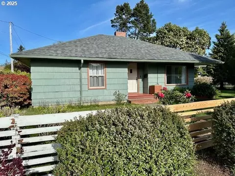 3275 Chester St, North Bend, OR 97459