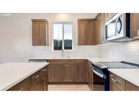 Kitchen - 3504 SW Binford Ave, Gresham, OR 97080 photo 2 of 5