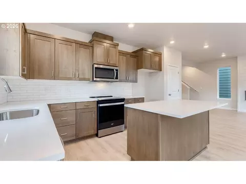 Kitchen - 3504 SW Binford Ave, Gresham, OR 97080 photo 3 of 5