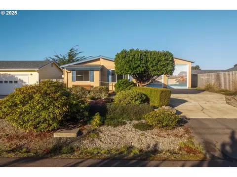 656 12th St SW, Bandon, OR 97411