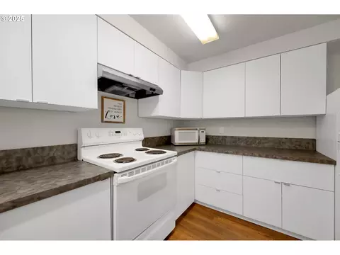 Kitchen - 143 Treehill Loop, Eugene, OR 97405 photo 3 of 4