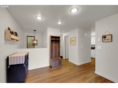 Entry Way - 143 Treehill Loop, Eugene, OR 97405 photo 3 of 6