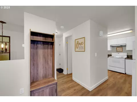Entry Way - 143 Treehill Loop, Eugene, OR 97405 photo 4 of 6