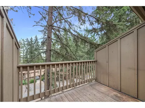 Exterior - 143 Treehill Loop, Eugene, OR 97405 photo 4 of 10