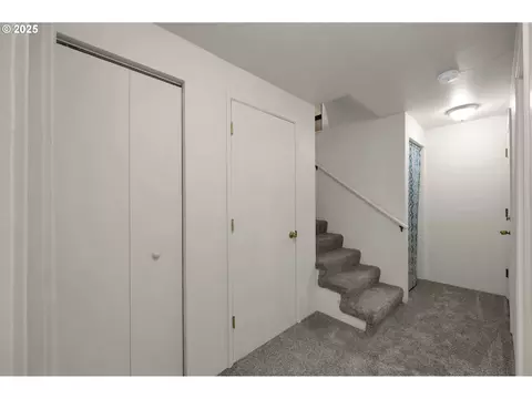 Entry Way - 143 Treehill Loop, Eugene, OR 97405 photo 5 of 6