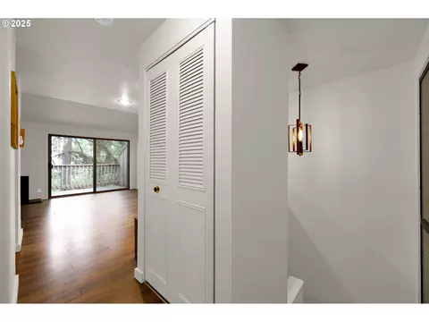 Entry Way - 143 Treehill Loop, Eugene, OR 97405 photo 2 of 6
