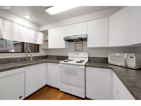 Kitchen - 143 Treehill Loop, Eugene, OR 97405 photo 2 of 4