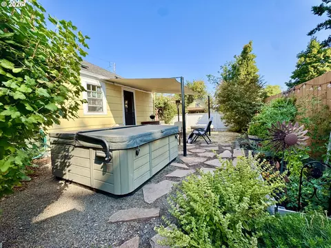 Exterior - 551 6th St, Springfield, OR 97477 photo 3 of 12