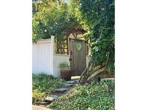 Exterior - 551 6th St, Springfield, OR 97477 photo 10 of 12