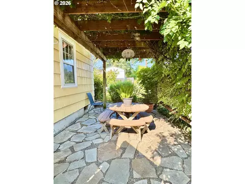 Exterior - 551 6th St, Springfield, OR 97477 photo 7 of 12