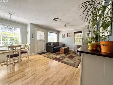 Living - 551 6th St, Springfield, OR 97477 photo 2 of 4