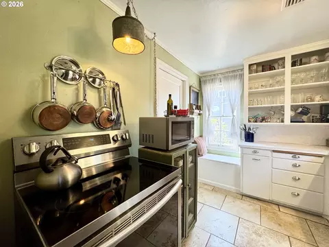 Kitchen - 551 6th St, Springfield, OR 97477 photo 1 of 5