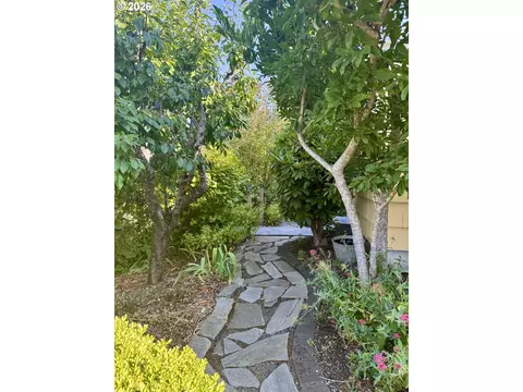 Exterior - 551 6th St, Springfield, OR 97477 photo 1 of 12